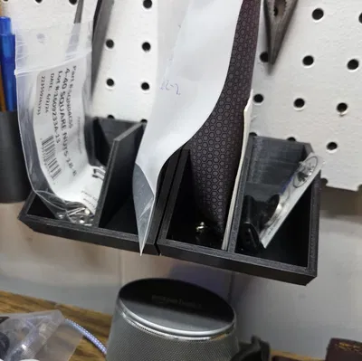 Khay pegboard có thêm vách ngăn giữa