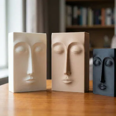 Bình hoa có gương mặt (Vase with faces)