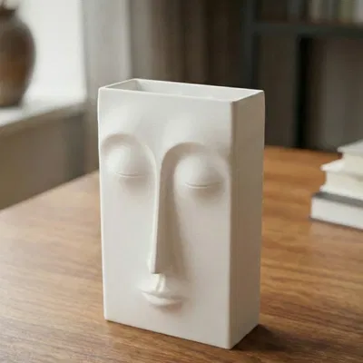 Bình hoa có gương mặt (Vase with faces)