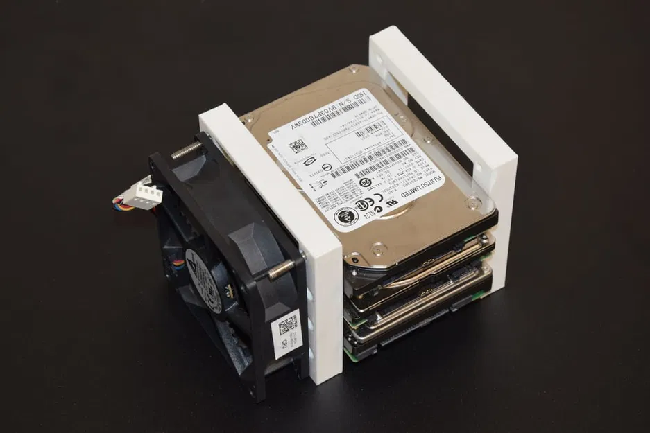 Khay 3 ổ 2.5" gắn fan 80mm bên hông, hỗ trợ SATA/SAS/U.2 (7–15mm) - Image 1