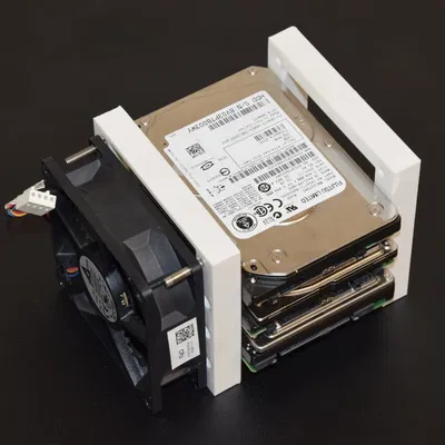 Khay 3 ổ 2.5" gắn fan 80mm bên hông, hỗ trợ SATA/SAS/U.2 (7–15mm)