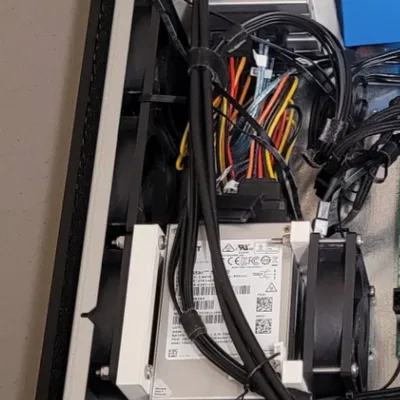 Khay 3 ổ 2.5" gắn fan 80mm bên hông, hỗ trợ SATA/SAS/U.2 (7–15mm)