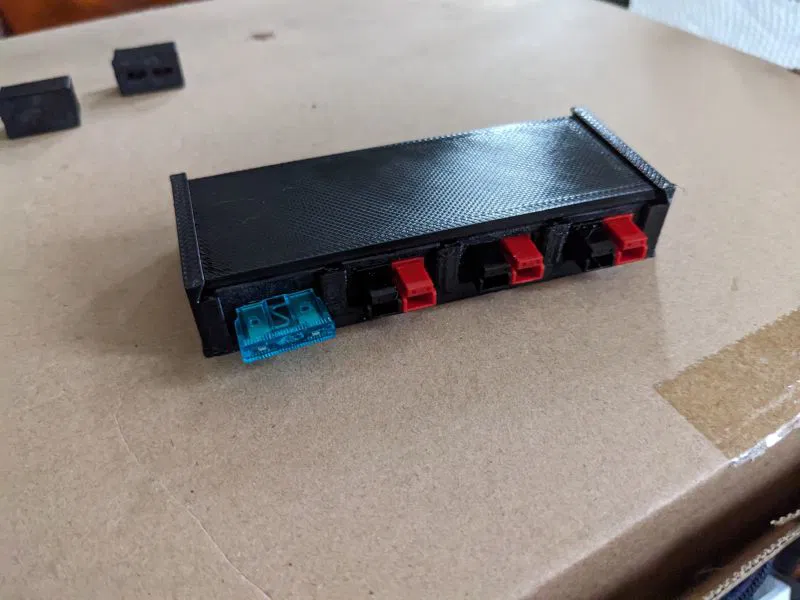 Hộp phân phối Anderson PowerPole dạng mô-đun, low profile (flat) - Image 1