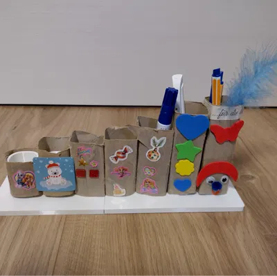 Ống cắm bút (tận dụng lõi giấy vệ sinh)