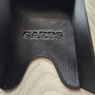 Insert Ada's Dream với chữ emboss (nổi) trên từng chi tiết