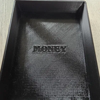 Insert Ada's Dream với chữ emboss (nổi) trên từng chi tiết