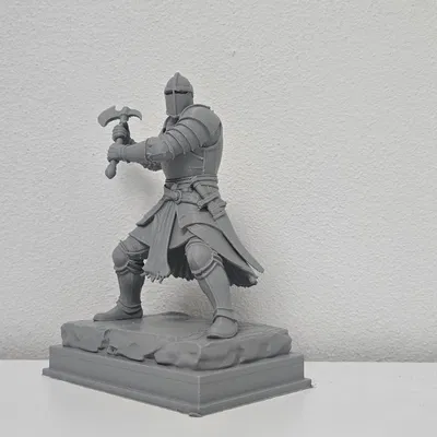 Tượng Hiệp Sĩ Giáp Trụ Cầm Rìu Lớn