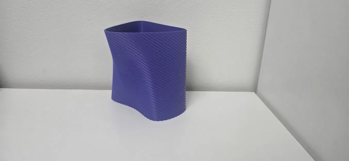 Ống đựng bút hình học xoắn (Twisted Geometric Pen Holder) - Image 1