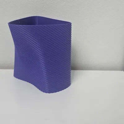 Ống đựng bút hình học xoắn (Twisted Geometric Pen Holder)