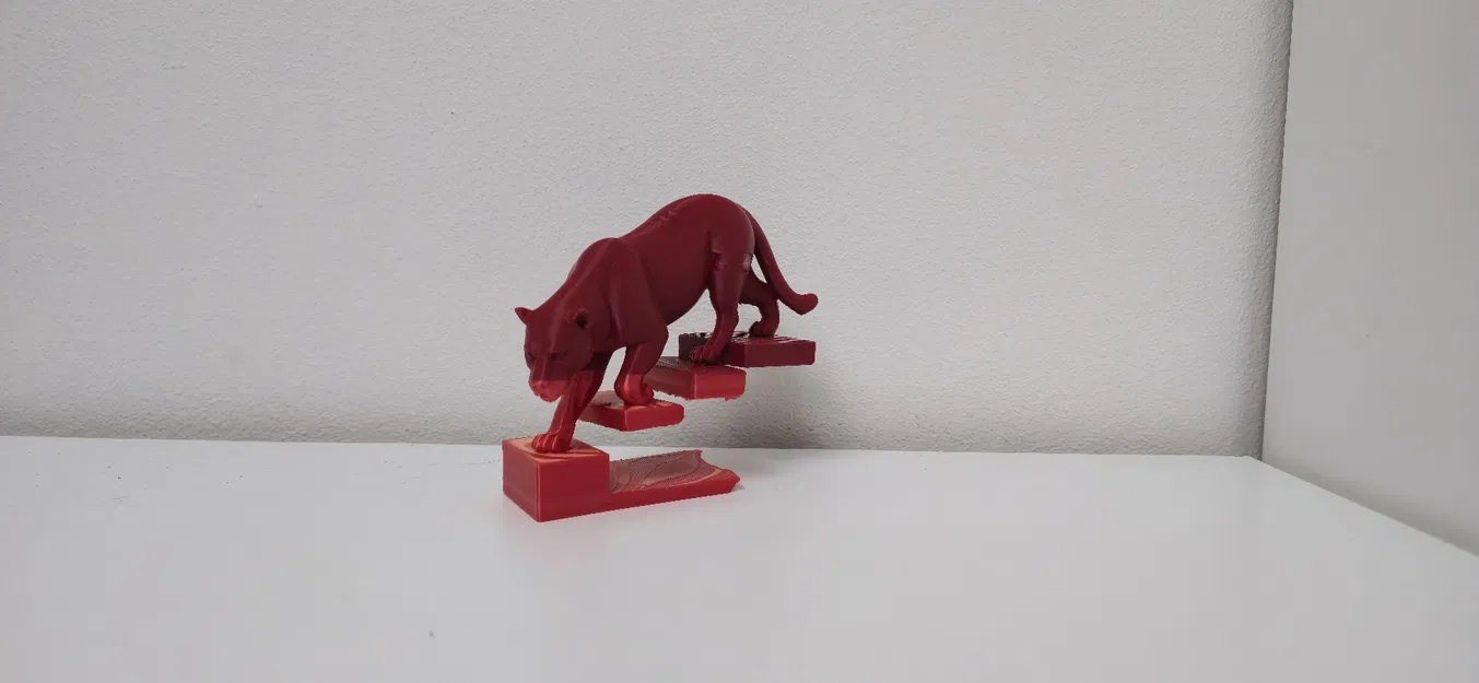 Tượng Báo Sư Tử Đỏ Trên Bậc Thang Lơ Lửng - Image 1