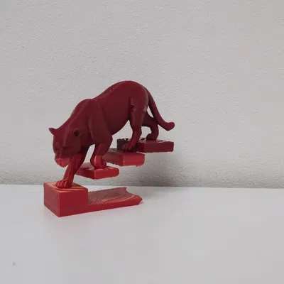 Tượng Báo Sư Tử Đỏ Trên Bậc Thang Lơ Lửng