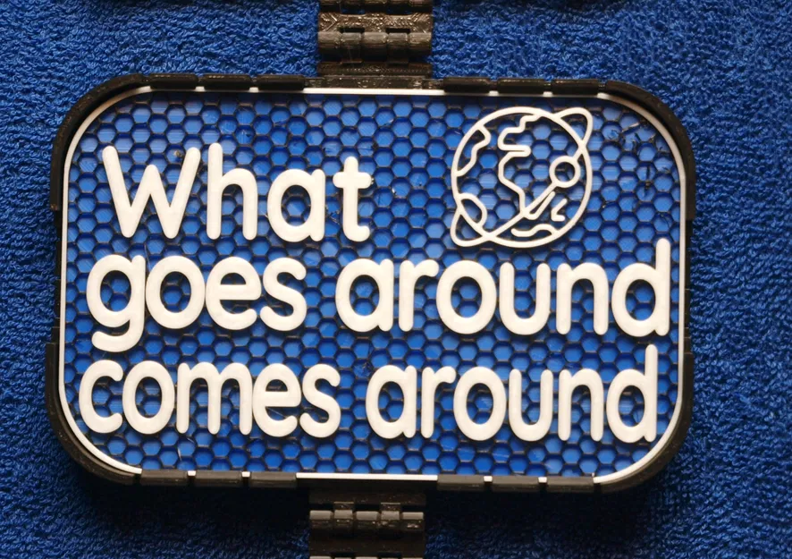 Bảng hiệu “What goes around comes around” - Image 1