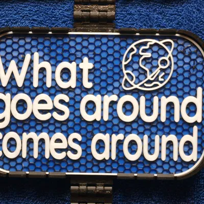 Bảng hiệu “What goes around comes around”