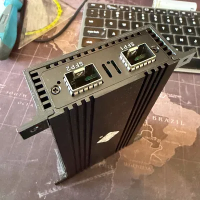 Ngàm gắn dưới bàn cho adapter Dual 10G SFP USB-C