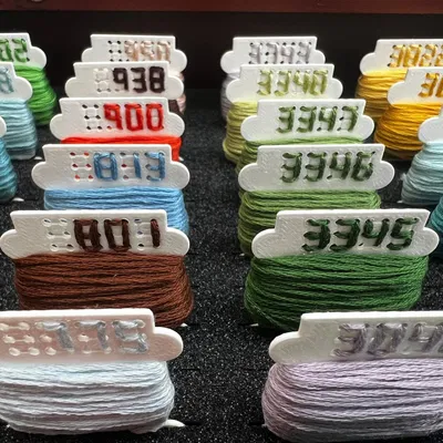 Suốt chỉ thêu có thêu số mã màu