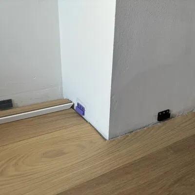 Kẹp baseboard cho tường và chân nội thất (baseboard clips)