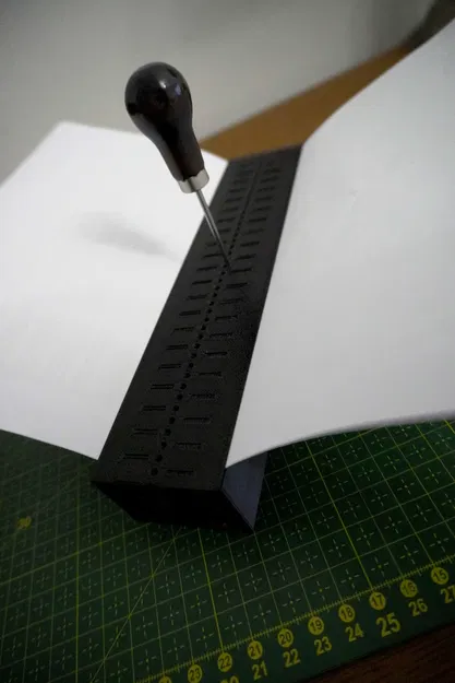 Cữ đục lỗ cho đóng sách (punching cradle) – cuna de punzonado para encuadernación - Image 1