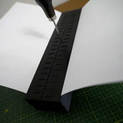 Cữ đục lỗ cho đóng sách (punching cradle) – cuna de punzonado para encuadernación