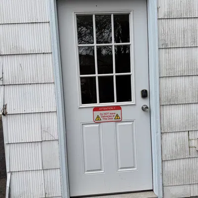 Bảng: KHÔNG ĐỂ HÀNG GIAO Ở CỬA NÀY