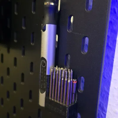 Ngàm Skadis cho bút khắc kèm giá giữ dụng cụ