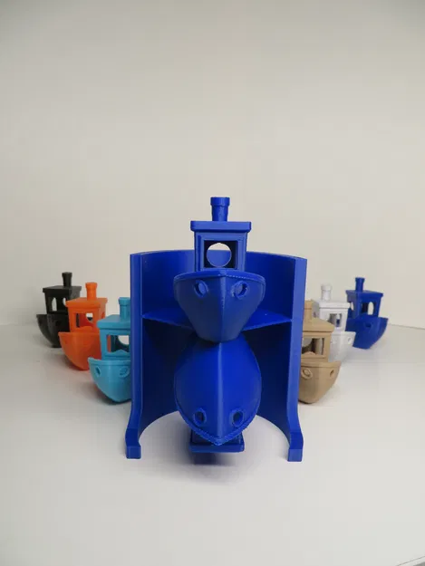 Phản chiếu của Benchy trên mặt nước lặng - Image 2