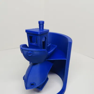 Phản chiếu của Benchy trên mặt nước lặng