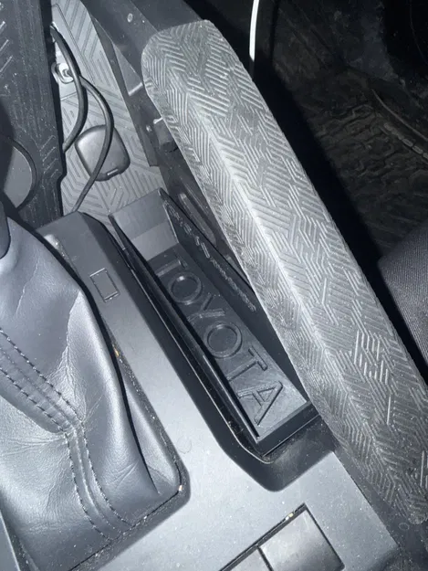 Insert hộc console cần số Toyota Tacoma 4th gen Heritage TOYOTA - Image 1