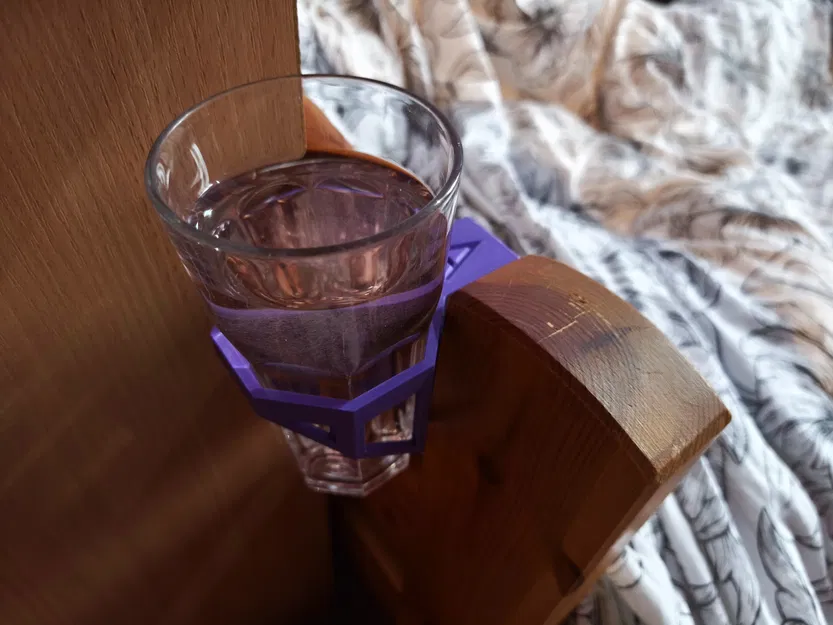 Držák na skleničku (Giá đỡ ly) - Image 1