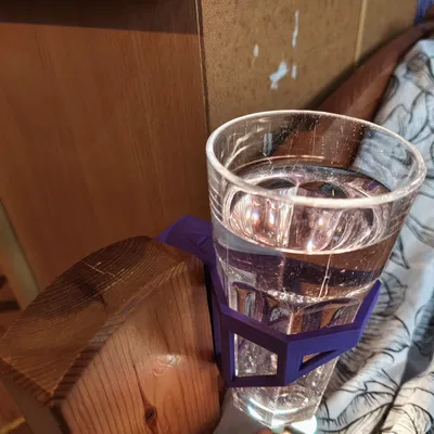 Držák na skleničku (Giá đỡ ly)