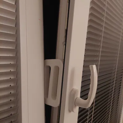 Okení zarážka (chặn cửa sổ chống gió lùa)