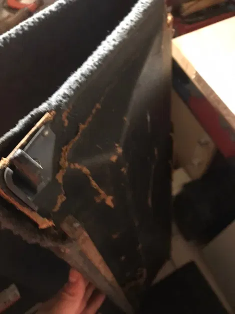 VW Passat B2 kalaptartó – ngàm góc trong kệ che hành lý (bản hatchback 32B) - Image 1