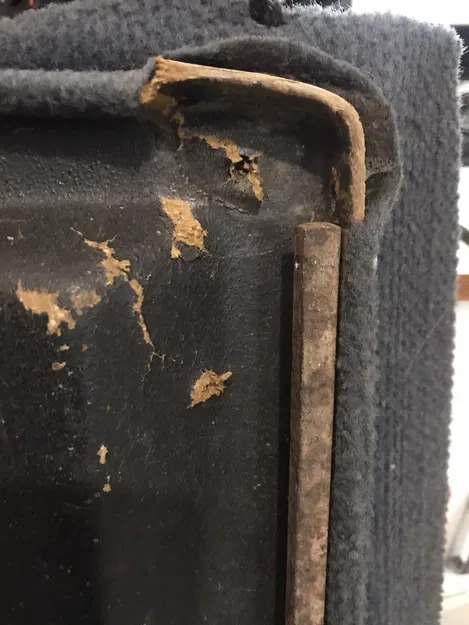 VW Passat B2 kalaptartó – ngàm góc trong kệ che hành lý (bản hatchback 32B) - Image 2