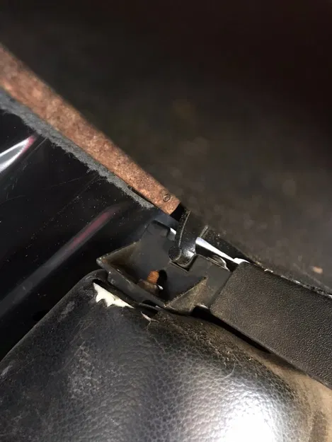 VW Passat B2 kalaptartó – ngàm góc trong kệ che hành lý (bản hatchback 32B) - Image 3