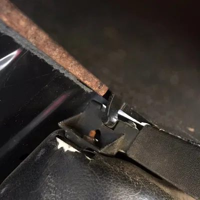 VW Passat B2 kalaptartó – ngàm góc trong kệ che hành lý (bản hatchback 32B)