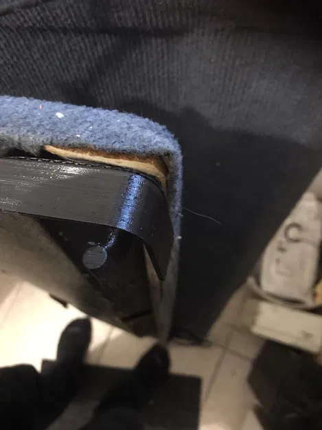 VW Passat B2 kalaptartó – ngàm góc trong kệ che hành lý (bản hatchback 32B) - Image 4