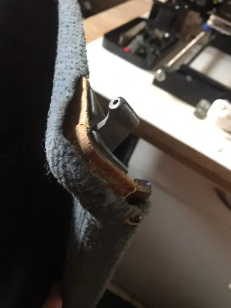 VW Passat B2 kalaptartó – ngàm góc trong kệ che hành lý (bản hatchback 32B) - Image 6