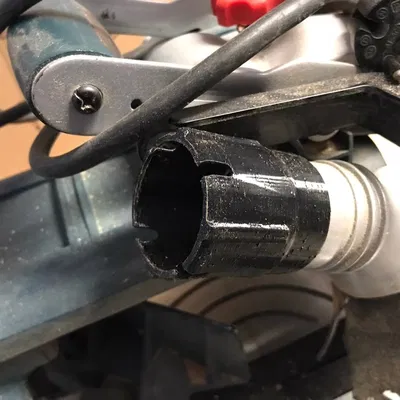 Makita SP6000J và máy hút bụi (Makita VC) - Ngàm giữ ống chống tuột