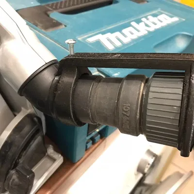 Makita SP6000J và máy hút bụi (Makita VC) - Ngàm giữ ống chống tuột