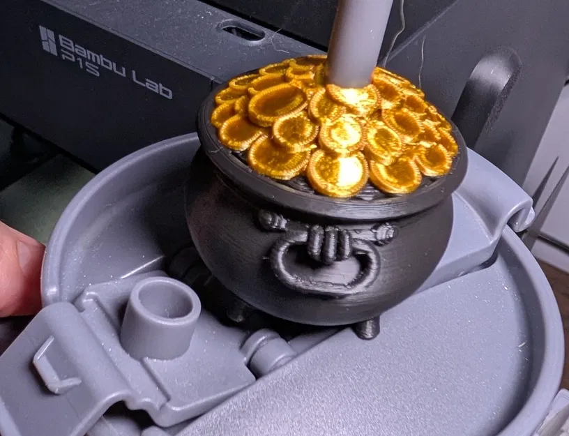 Chụp ống hút nồi vàng cho ngày Saint Patrick - Image 1