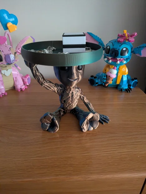 Baby Groot ngồi đội khay (Sitting Groot with tray) - dễ in, 2 file STL - Image 1