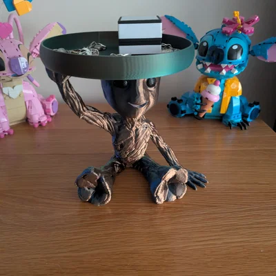Baby Groot ngồi đội khay (Sitting Groot with tray) - dễ in, 2 file STL