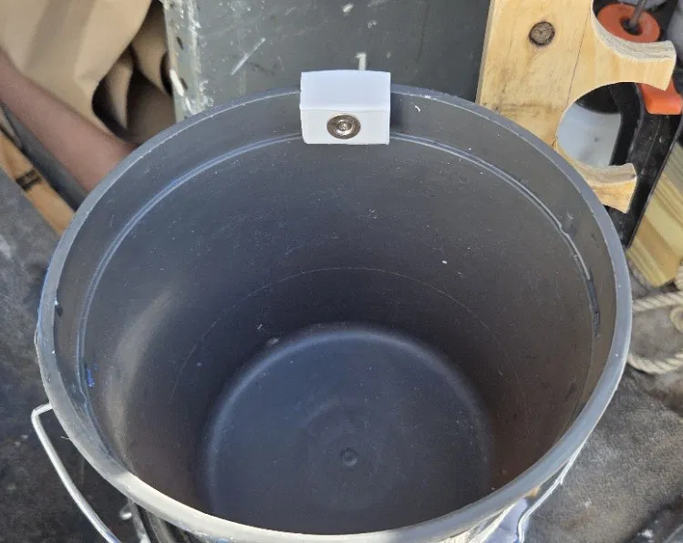 Kẹp Giữ Cọ Sơn Nam Châm Cho Paint Pot (Sơn Nhà) - Image 1