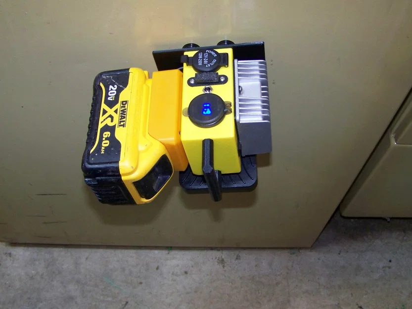 DeWalt 20V sang 12V: Multi Power Outlet có đèn, USB, đế nam châm, gắn tripod - Image 4