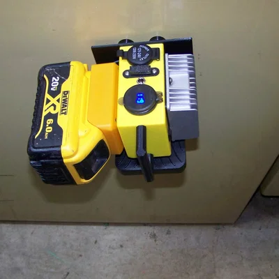 DeWalt 20V sang 12V: Multi Power Outlet có đèn, USB, đế nam châm, gắn tripod