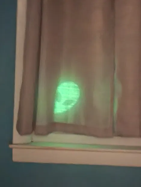 Alien Peeking – Alien ló nhìn qua cửa sổ - Image 1