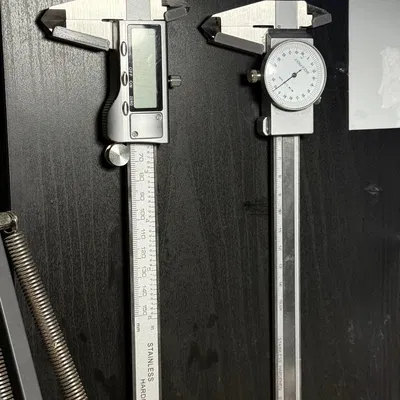 Giá/ крепёж gắn thước cặp (caliper) – bắt vít hoặc dán băng keo 2 mặt