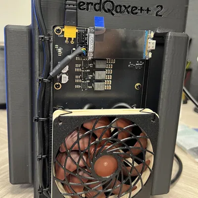 NerdQaxe++ Tower – Tháp gắn 4 miner, làm mát bằng quạt Noctua 140mm