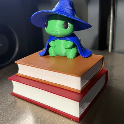 Khủng long pháp sư dễ thương đội mũ ngồi trên chồng sách