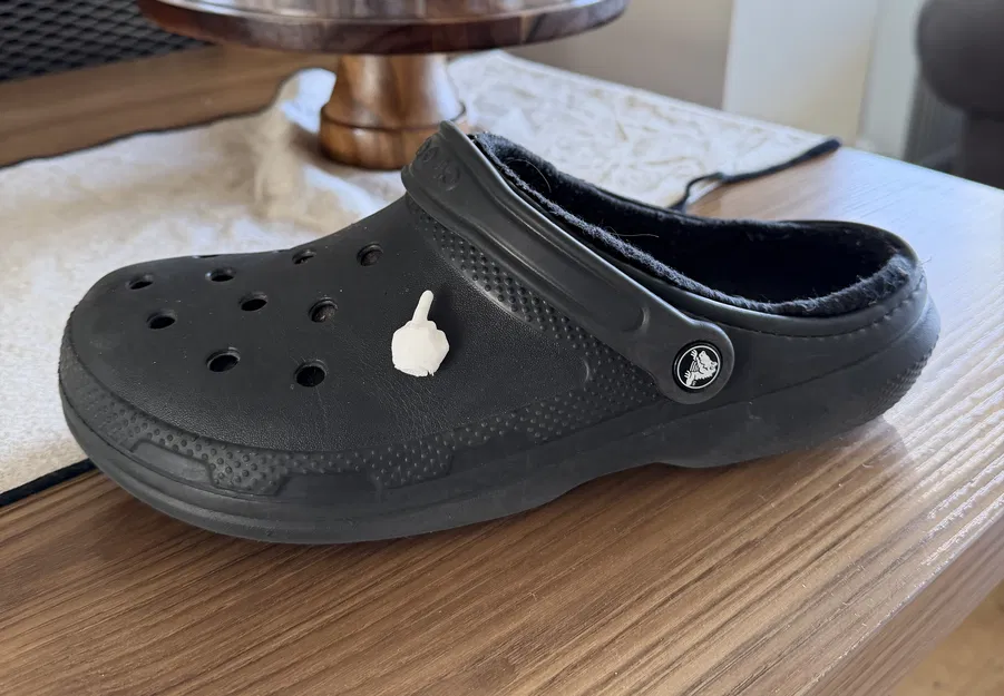 Charm Croc “Ngón Giữa” (Croc Charm “Middle Finger”) - Image 3