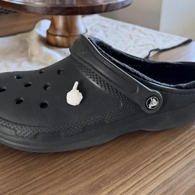 Charm Croc “Ngón Giữa” (Croc Charm “Middle Finger”)